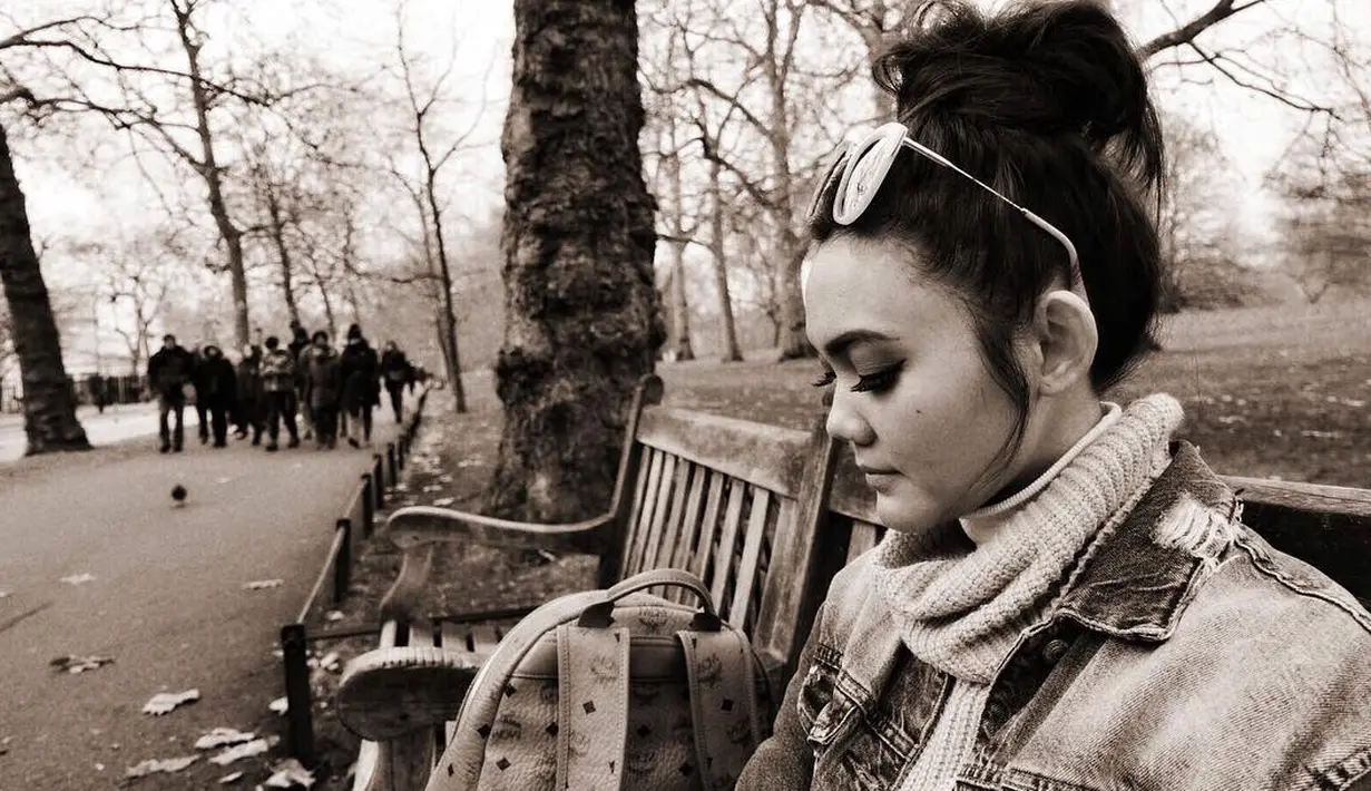 Setelah membuat keputusan bulat dengan melepas hijabnya, penampilan Rina Nose memang kini berbeda. Rina tampak lebih sering memamerkan rambutnya yang panjang degan dibiarkan terurai begitu saja. (Instagram/rinanose16)