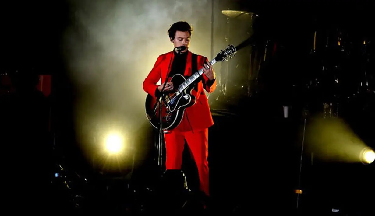 Di panggunng Victoria’s Secret, pastinya Harry dikelilingi para model cantik dan seksi. Para wanita tersbutpastinya menggunakan lingerie dan memamerkan lekuk tubuhnya yang menggoda. (AFP/Kevin Winter)