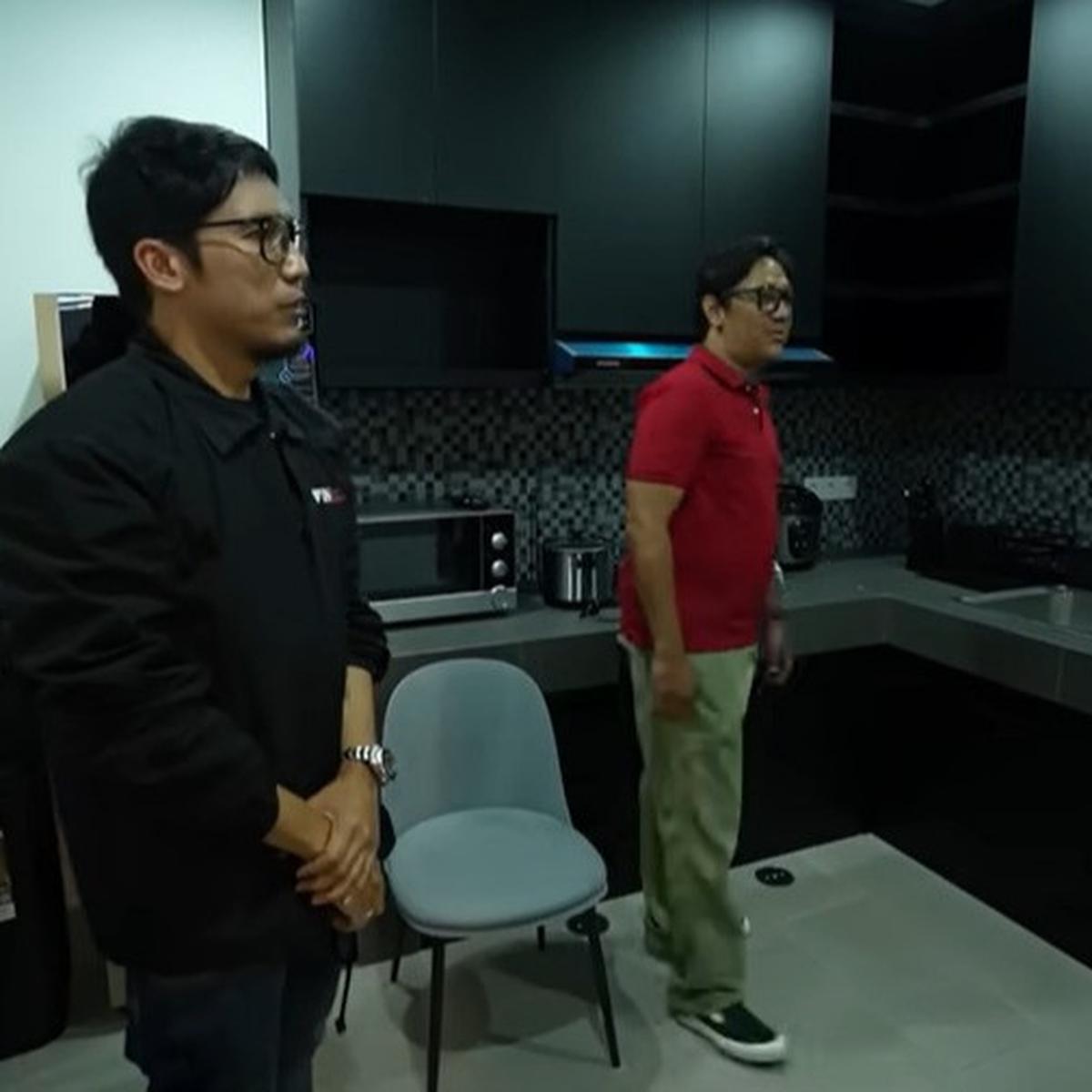 6 Potret Dapur Desta yang Menyatu dengan Ruang Keluarga, Peralatan Serba Modern - Ruang Makan Tersembunyi