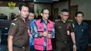 Ia menyebutkan bahwa 90% dari tim tersebut diambil dari internal kementerian berdasarkan rekam jejak mereka. Tampak dalam foto, mantan Menteri Pendidikan, Kebudayaan, Riset, dan Teknologi (Mendikbudristek), Nadiem Makarim (kiri), usai mengikuti sidang lanjutan di Pengadilan Tindak Pidana Korupsi (Tipikor) Jakarta, Senin (11/5/2026). (merdeka.com/Arie Basuki)