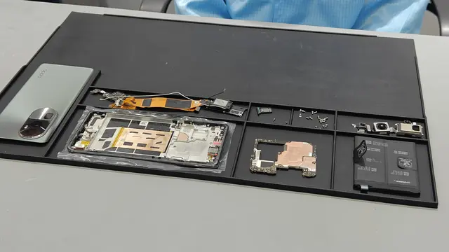 Proses pembongkaran HP Oppo Reno10 Series 5G. Credit: Oppo Indonesia
