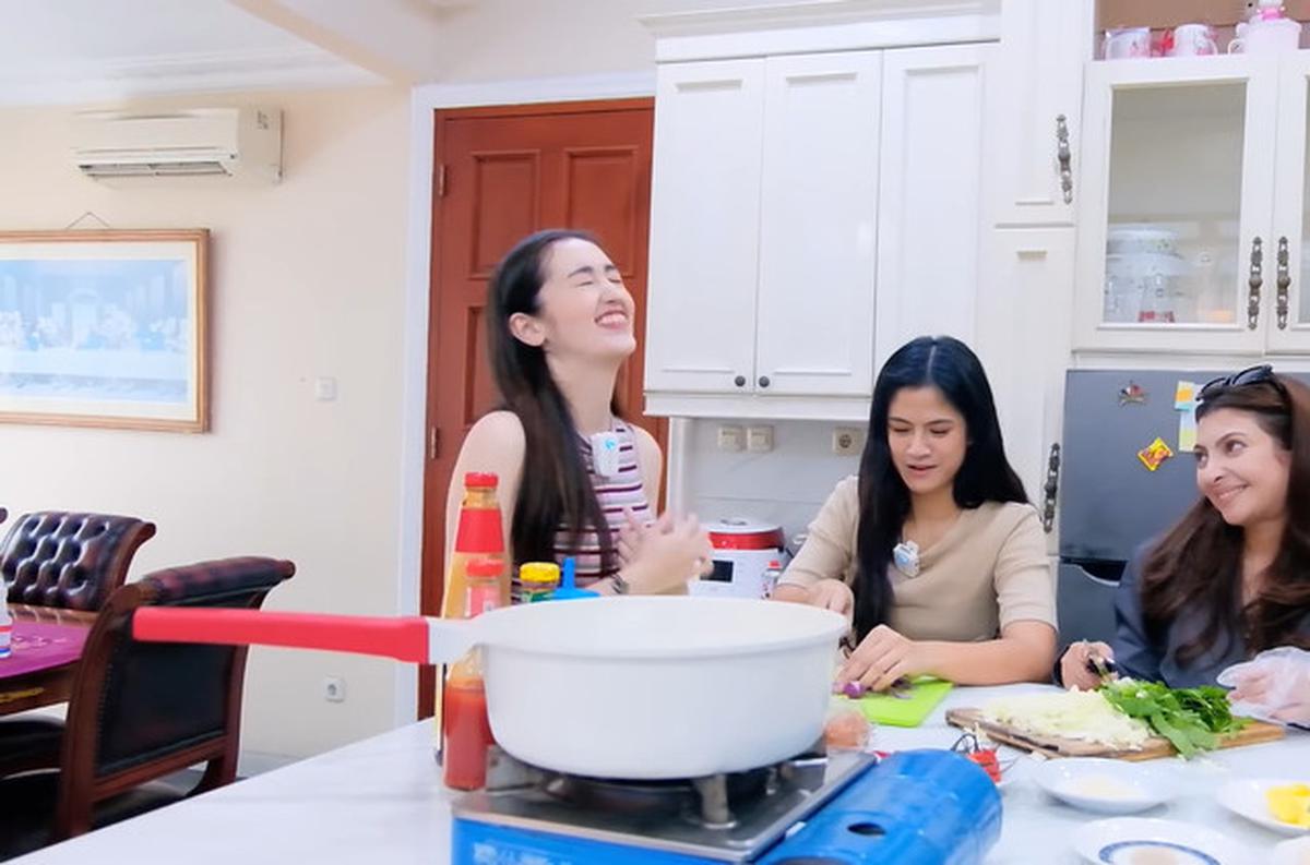 5 Potret Dapur Rumah Ranty Maria, Nuansa Putih dengan Desain Minimalis