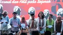 Presiden ke-3 BJ. Habibi bersama keluarga korban tragedi 98 saat menghadiri Tabur Bunga Korban 98 di TPU Pondok Ranggon, Jakarta Timur, Rabu (8/5). (Liputan6.com/Gempur M Surya)