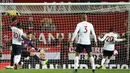 Gelandang Liverpool Adam Lallana (kanan) mencetak gol ke gawang Manchester United (MU) pada pertandingan Liga Inggris di Stadion Old Trafford, Manchester, Inggris, Minggu (20/10/2019). Gol Lallana menyelamatkan Liverpool dari kekalahan dengan hasil akhir 1-1. (Oli SCARFF/AFP)