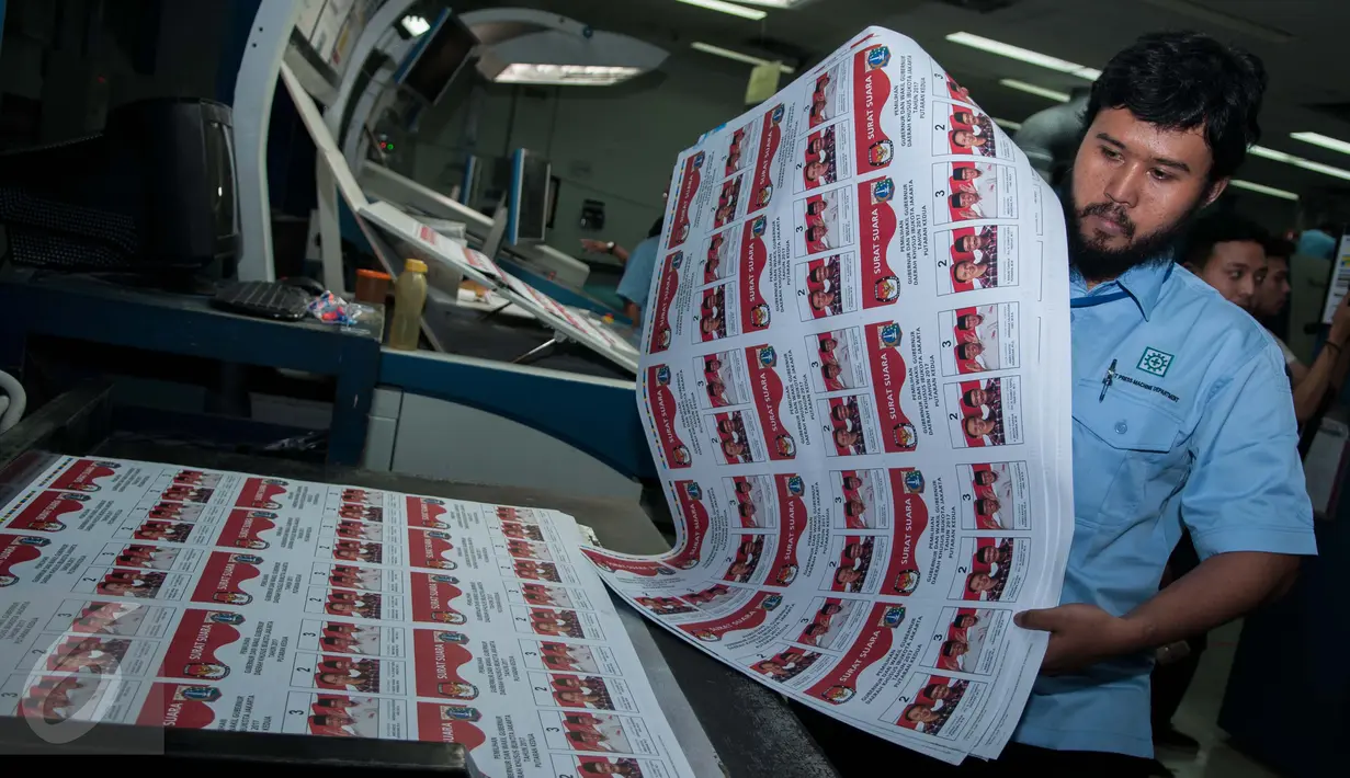 Pekerja mengecek kertas surat suara Kedua Pilkada DKI 2017 di Percetakan PT. Gramedia Printing, Cikarang, Jawa Barat, Kamis (23/3). Kertas surat suara untuk Pelgub DKI Jakarta hari ini mulai dicetak. (Liputan6.com/Gempur M Surya)