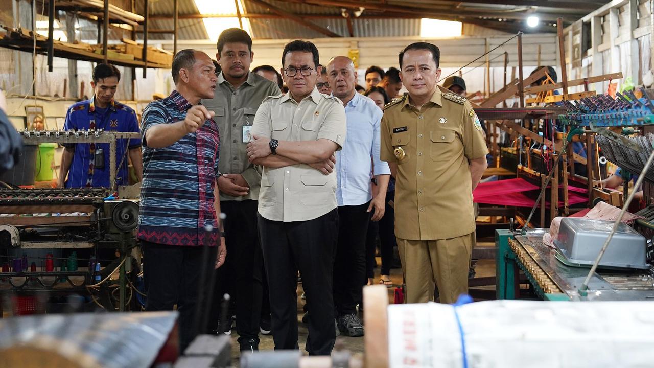 Kunjungi Galeri Ulos Sianipar, Kemendag Dukung Promosi Ekspor UMKM Berkearifan Lokal