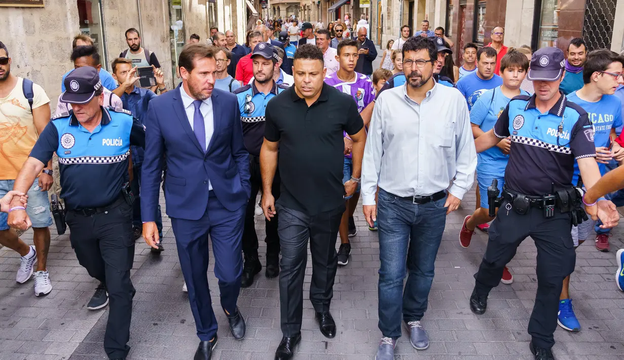 Legenda Brasil, Ronaldo, berkeliling kota Valladolid usai jumpa pers di Valladolid, (3/9/2018). Ronaldo resmi menjadi Presiden baru Real Valladolid setelah membeli 51 persen saham klub tersebut. (AFP/Cesar Manso)