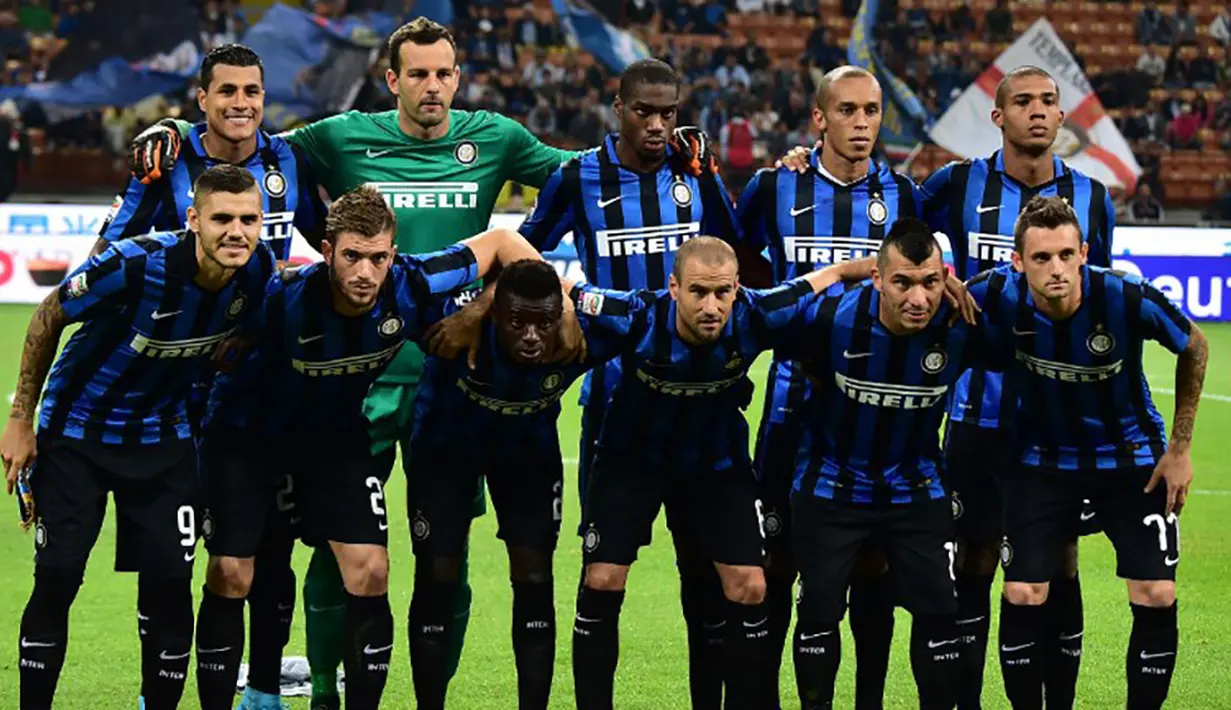Penjualan jersey dari Inter Milan berada pada posisi kesembilan dengan angka 425.000 per tahun. Jersey bernama pemain legendaris Javier Zanetti masih menjadi salah satu yang terlaris. (AFP Photo/Giuseppe Cacace)