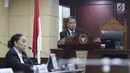 Hakim MK Arief Hidayat (kanan) berpidato saat pemilihan ketua Mahkamah Konstitusi di Jakarta, Senin (2/3). Seluruh hakim konsitusi, kecuali Arief Hidayat, memiliki hak dipilih dan memilih dalam pemungutan suara ini. (Liputan6.com/Angga Yuniar)