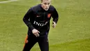 Gelandang Belanda, Donny van de Beek menggiring bola saat mengikuti latihan di Zeist (9/10/2019). Timnas Belanda akan bertanding melawan Irlandia Utara pada grup C kualifikasi Euro 2020 di Stadion Feijenoord. (Koen van Weel/ANP/AFP)