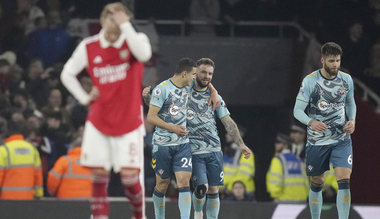 Pemain Southampton, Duje Caleta-Car, merayakan gol ke gawang Arsenal pada laga Liga Inggris di Stadion Emirates, Sabtu (22/4/2023). (AP Photo/Kirsty Wigglesworth)