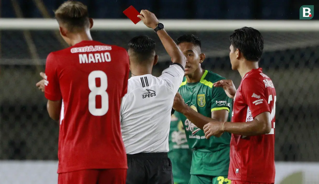 Pada pertandingan pertama yang dipimpin, Agus memberikan kartu merah pertamanya kepada Pemain Persebaya Surabaya, Rizky Ridho Permana. Di pertandingan ini Agus mengeluarkan satu kartu merah dan tujuh kartu kuning. (Foto: Bola.com/M Iqbal Ichsan)