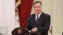 PM Inggris David Cameron memberikan pernyataan pers bersama di Istana Negara, Jakarta, Senin (27/7). Keduanya melakukan pertemuan bilateral untuk meningkatkan hubungan kerjasama kedua negara di berbagai bidang. (Liputan6.com/Faizal Fanani)
