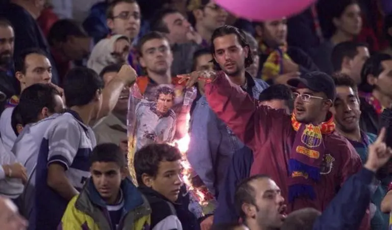 Pendukung Barcelona membakar poster gelandang Real Madrid, Luis Figo. (AFP/Christophe Simon)