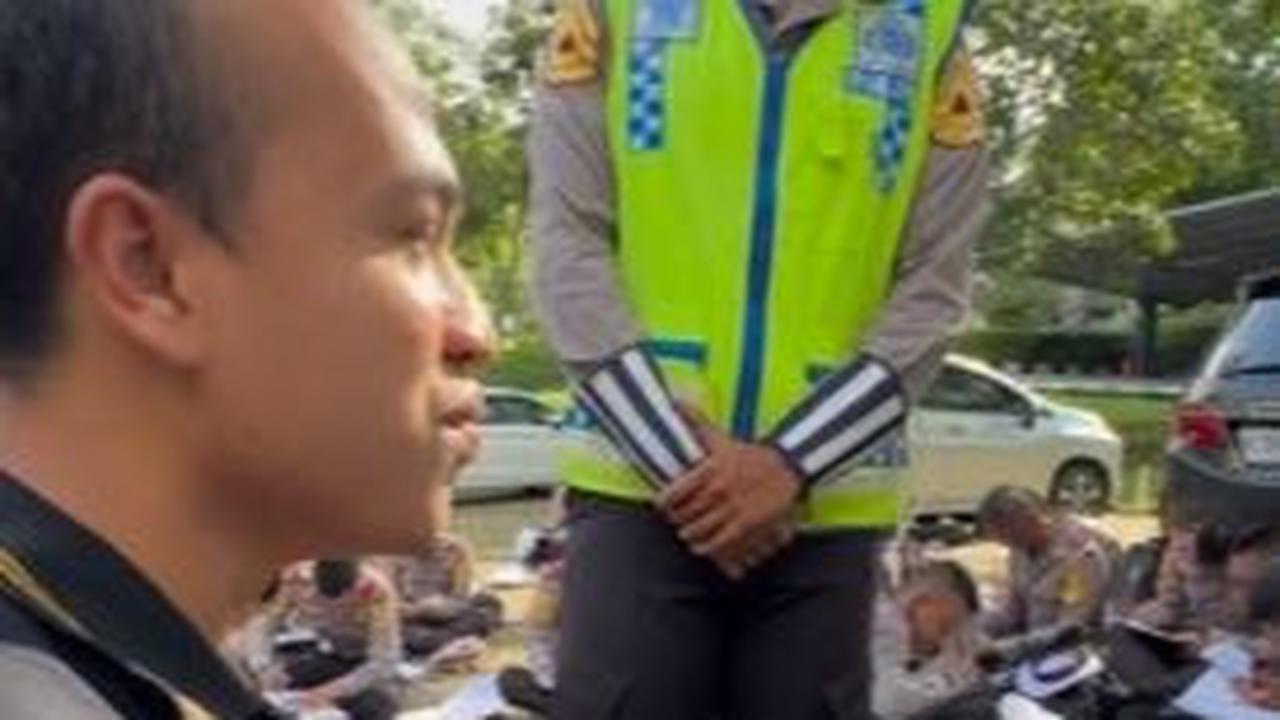 "Agar para pengendara bisa tau betapa pentingnya kedisiplinan dan keselamatan berkendara," ungkap seorang taruna.