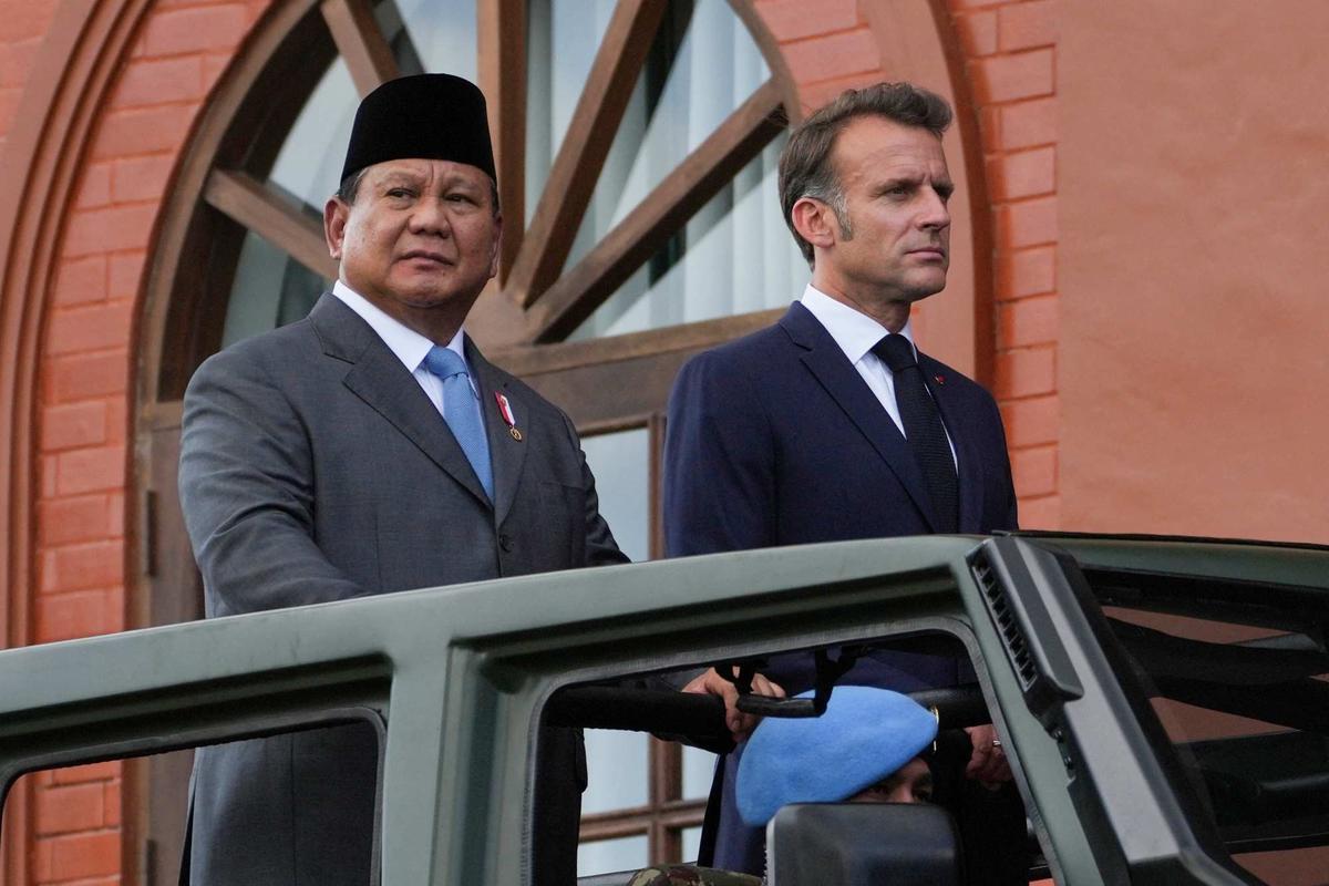 Prabowo dan Presiden Prancis Emmanuel Macron satu helikopter menuju Akmil Magelang