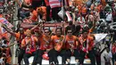 Pemain dan official Persija duduk di atas bus saat konvoi atas kemenangan di  Liga 1, Jalan MH Thamrin, Jakarta, Sabtu (15/12). Konvoi diramaikan dengan kehadiran ribuan Jakmania. (Merdeka.com/Imam Buhori)