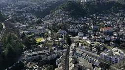 Pemandangan udara kota Gjirokastra, Albania, 6 Februari 2021. Pariwisata kota yang diakui sebagai Situs Warisan Dunia UNESCO itu tiba-tiba terhenti saat dunia terjerat lockdown COVID-19 dan kini penduduk meminta bantuan pemerintah untuk menjaga bisnis mereka tetap berjalan. (AP Photo/Hektor Pustina)