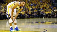 Pebasket andalan Golden State Warriors, Stephen Curry, tampak kecewa usai takluk dari Cleveland Cavaliers. Pada laga keenam, Cavaliers akan menjamu Warriors di Quicken Loans Arena. (AFP/Ezra Shaw)