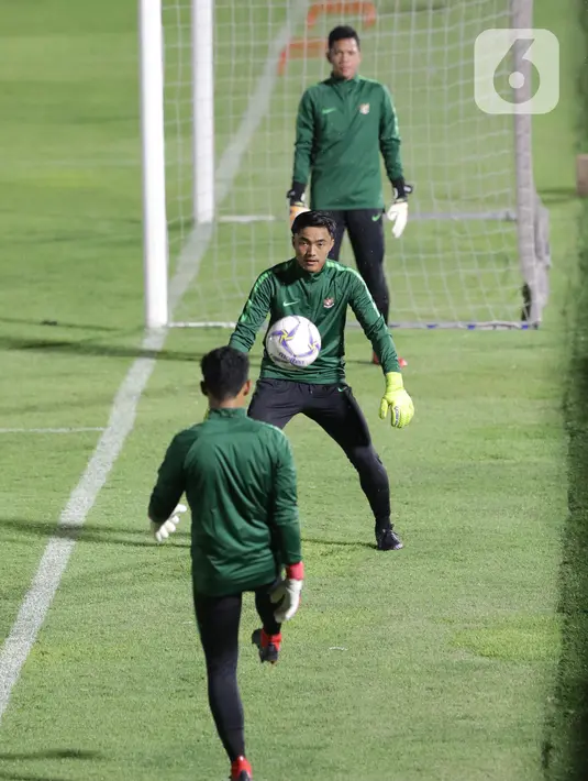Penjaga gawang Timnas Indonesia U-19 melakukan pemanasan jelang latihan di Stadion Madya Gelora Bung Karno, Jakarta, Selasa (5/11/2019). Timnas Indonesia U-19 batal melakukan latihan resmi laga perdana kualifikasi Piala Asia U-19 2020 Grup K karena kondisi cuaca. (Liputan6.com/Helmi Fithriansyah)