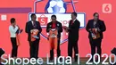 Menteri Pemuda dan Olahraga Zainudin Amali (tengah) bersiap memperlihatkan jersey saat Launcing Shopee Liga 1 2020 di Jakarta, Senin (24/2/2020). Shopee Liga 1 2020 yang berlangsung 29 Februari hingga 1 November 2020 itu diikuti 18 klub terbaik Indonesia. (Liputan6.com/Johan Tallo)