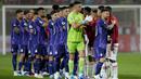 Para pemain Timnas Argentina (kiri) menyalami para pemain Peru sebelum dimulainya laga Kualifikasi Piala Dunia 2026 Zona Conmebol di National Stadium, Lima, Peru, Rabu (18/10/2023) pagi WIB. (AP Photo/Martin Mejia)