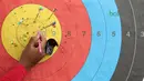 Hasil bidikan tim Indonesia pada semifinal nomor Recurve Tim Putra Test Event Asian Games 2018 di Venue Panahan, Jakarta, Selasa (13/2/2017). Recurve Tim Putra Indonesia menang atas Malaysia 5-4. (Bola.com/Nick Hanoatubun)