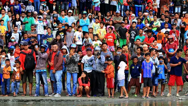Buaya berkalung ban