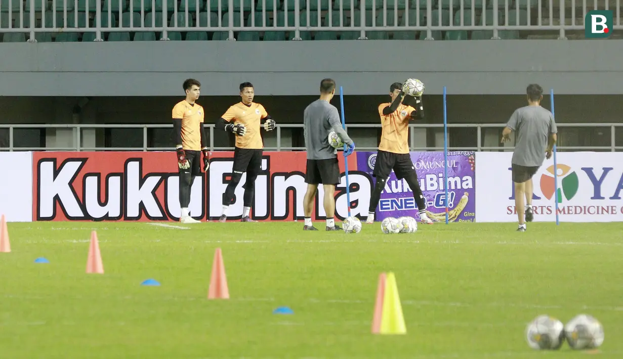 Kiper Timnas Indonesia mengikuti sesi latihan jelang laga melawan Curacao di Stadion Pakansari, Bogor, Senin (26/9/2022). (Bola.com/M Iqbal Ichsan)