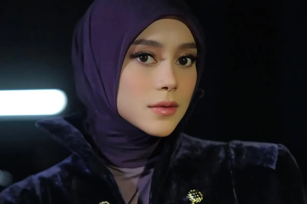 Pesona Semi Maskulin Lesti Kejora dalam Kebaya Modifikasi Siluet Beskap