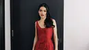 Dipadukan dengan sepatu dari Jimmy Choo dan perhiasan dari V by Laura Vann, tampilannya menjadi sempurna dengan nuansa elegan yang effortless. [@sarahslutsky].