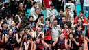 <p>Selebrasi para pemain Red Sparks dengan trofi juara setelah mengalahkan tim putri Indonesia All Star pada laga ekshibisi bola voli fun volleyball di Indonesia Arena, Senayan, Jakarta, Sabtu (20/4/2024). Red Sparks menang 3-2 (25-17, 25-15, 19-25, 18-25 dan 15-12). (Bola.com/Bagaskara Lazuardi)</p>