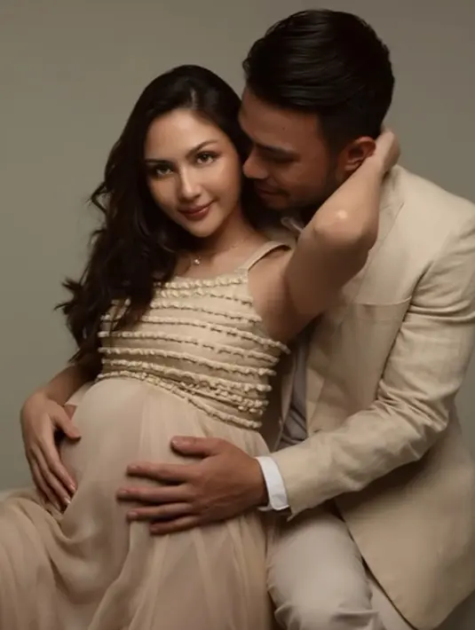 Mana penampilan Jessica Mila yang menurutmu paling luar biasa di maternity shoot ini, Sahabat FIMELA? [Foto: Instagram/jscmila]