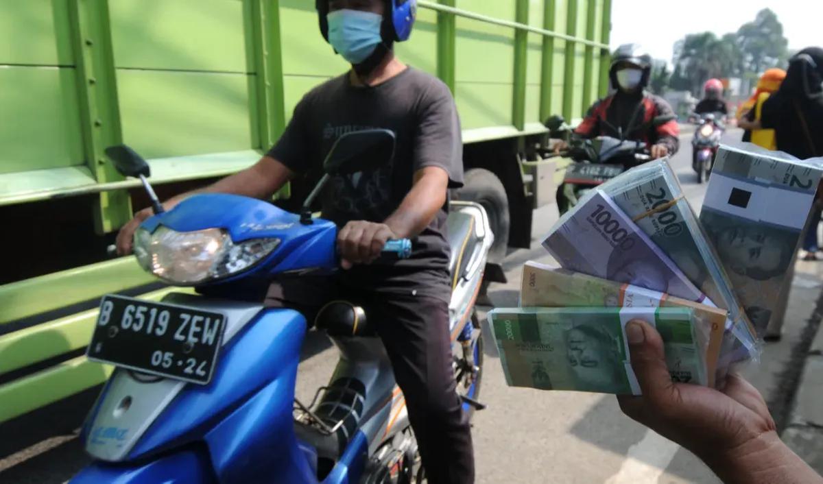 Mince adalah salah satu dari banyak Inang-Inang yang menjamur jelang Lebaran. 

Inang-Inang adalah istilah penyedia jasa penukaran uang pinggir jalan.
