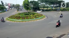 Aktivitas lalulalang kendaraan roda dua dan empat terlihat lengang pada hari ketiga penerapan Pembatasan Sosial Berskala Besar (PSBB) di Bundaran Ciater, Tangerang Selatan, Banten, Senin (20/04/2020). (merdeka.com/Dwi Narwoko)