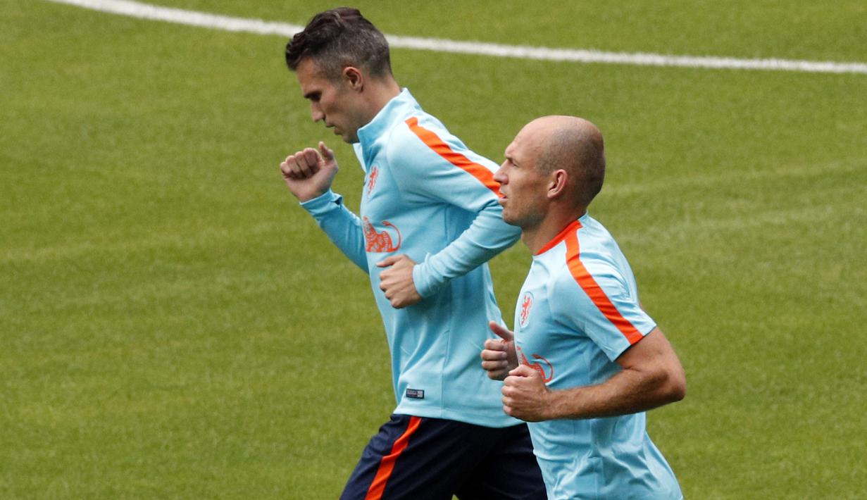 Arjen Robben (kanna) dan Robin van Persie saat melakukan pemanasan bersama timnas Belanda di Stade de France stadium, Saint Denis, (30/8/2017). Belanda akan melawan Prancis pada kualifikasi grup A Piala Dunia 2018. (AP/Christophe Ena)