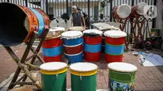 Pedagang meletakkan bedug untuk dijual di pinggir jalan KH Mas Mansyur, Tanah Abang, Jakarta, Senin (10/6/2021). Menjelang Idul Fitri 1442 H, pedagang bedug di sepanjang jalan itu mulai ramai menjajakan barang dagangannya dari harga 40 ribu hingga Rp 2,5 juta. (Liputan6.com/Faizal Fanani)