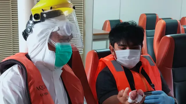 Kantor SAR Kendari mengevakuasi WNA Filipina usai jari tangannya putus terjepit pintu kapal di perairan Maumere.(Liputan6.com/dok Humas Kantor SAR Kendari)