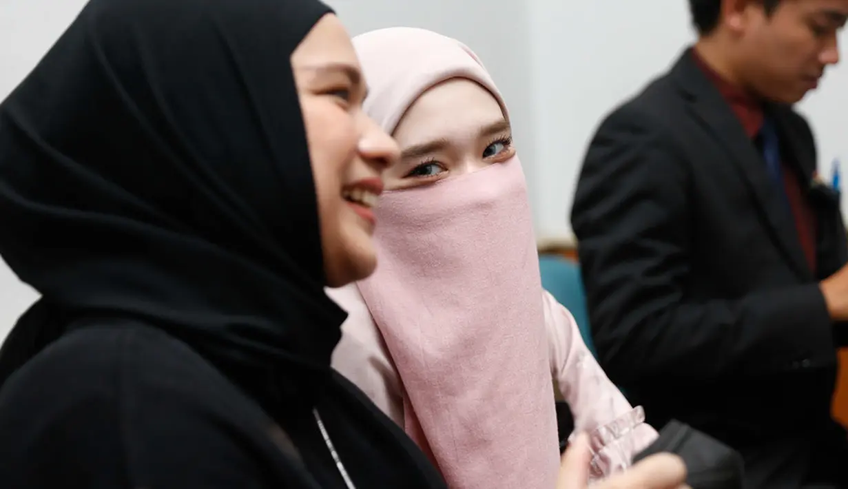 Sidang cerai perdana telah digelar pada Rabu (17/5). Inara terlihat hadir didampingi oleh kuasa hukumnya. Perempuan tiga orang anak itu hadir dengan mengenakan busana nuansa pink. [Foto:Kapanlagi.com/Bayu Herdianto]