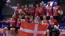 Para pemain Denmark berpose usai menjuarai Piala Thomas, China, Minggu (22/5). Tercatat delapan kali mereka tampil di final dan pada 2016 ini Piala Thomas benar-benar mereka peroleh. (AFP Photo/Johannes Eisele)