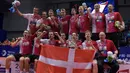 Para pemain Denmark berpose usai menjuarai Piala Thomas, China, Minggu (22/5). Tercatat delapan kali mereka tampil di final dan pada 2016 ini Piala Thomas benar-benar mereka peroleh. (AFP Photo/Johannes Eisele)