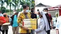 Ketua Panitia Natal Nasional 2021 Jerry Sambuaga membagikan paket sembako dan pangan di Ambon. (Istimewa)