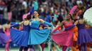 Sejumlah wanita menari saat upacara pembukaan Piala Eropa 2016 jelang laga Prancis melawan Rumania di Stade de France, Prancis, Jumat (10/6/2016) atau Sabtu dini hari WIB. (AFP/Francisco Leong) 