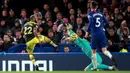 Pemain Southampton Nathan Redmond (kiri) mencetak gol ke gawang Chelsea pada pertandingan Liga Inggris di Stamford Bridge, London, Kamis (26/12/2019). Southampton mengalahkan Chelsea 2-0.  (Adam Davy/PA via AP)