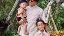 Sedangkan sang Suami, Irfan Bachdim mengenakan baju safari bernuansa cokelat dan krem. Senada dengan kedua putra kecilnya, Kenji dan Kiyoji. (Instagram/jenniferbachdim).
