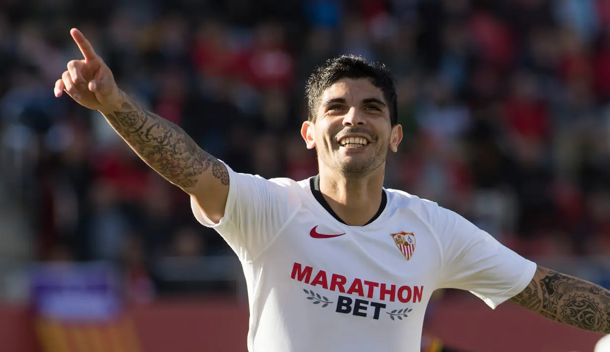 2. Ever Banega - Gelandang asal Argentina ini pernah mengalami cedera lutut pada 2012 akibat kekonyolannya sendiri. Banega mengalami patah tulang akibat terlindas roda mobilnya sendiri saat mengisi bahan bakar karena lupa mengatur rem tangan. (AFP/Jaime Reina)
