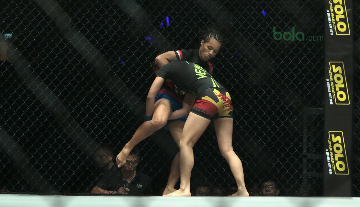 Gaya  Priscilla (kiri) melepaskan tendangan saat melawan petarung asal Filipina, Rome Trinidad pada ajang One Championship 2018 di Jakarta Convention Center, Sabtu (12/5/2018). Priscilla menang padan ronde pertama. (Bola.com/Nick Hanoatubun)