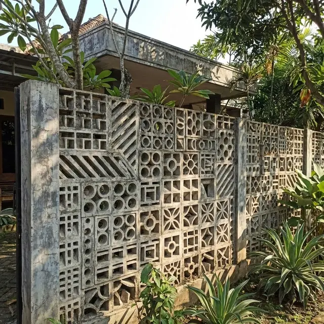 Model Pagar Rumah Beton Roster Berlubang Estetik Sirkulasi Udara