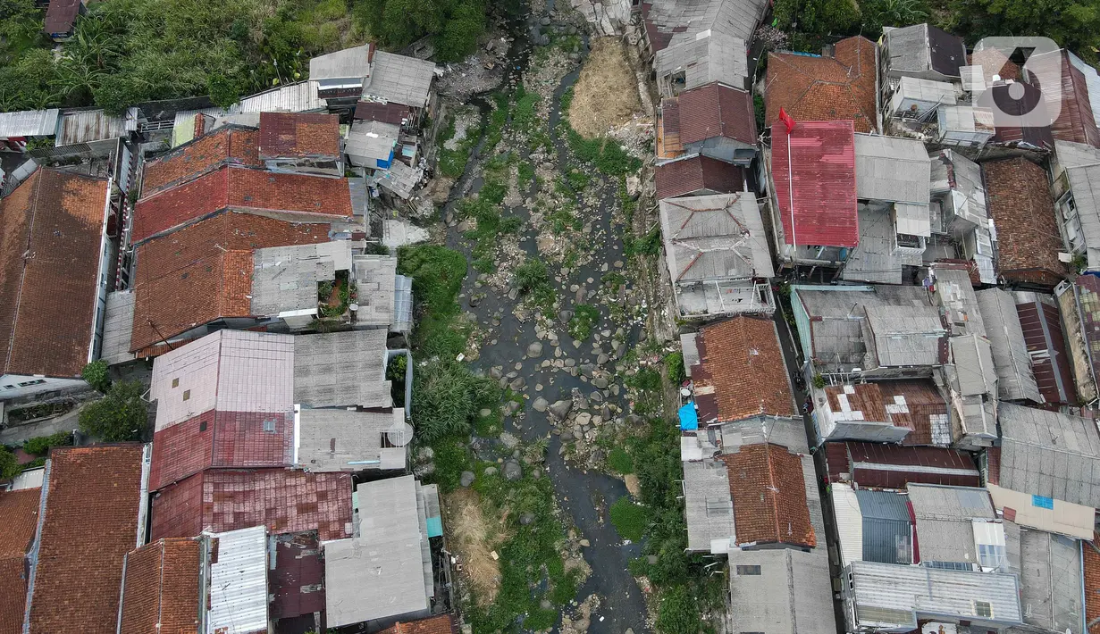 Kondisi Sungai Ciliwung yang menyusut airnya di kawasan Pulo Geulis Kota Bogor, Jawa Barat, Kamis (12/10/2023). (Liputan6.com/Herman Zakharia)