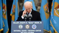 Sehari menjelang dilantik menjadi Presiden Amerika Serikat (AS), Joe Biden meninggalkan Delaware dengan tangis haru. (Photo credit: Jim Watson/AFP)